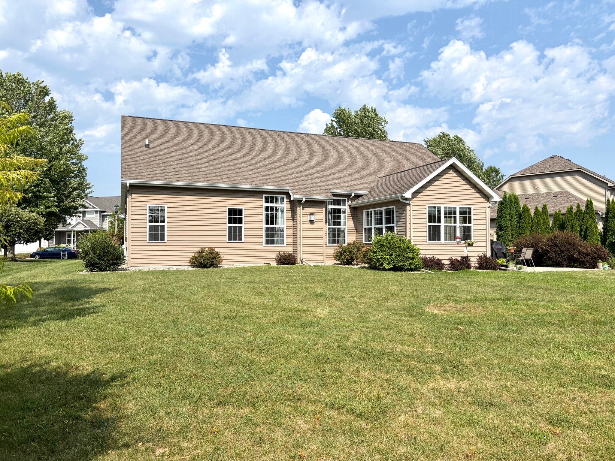 Building Photo - 2701 E Glenhurst Ln