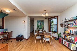 Building Photo - Updated 2 bedroom w/ Hardwood floors throu...