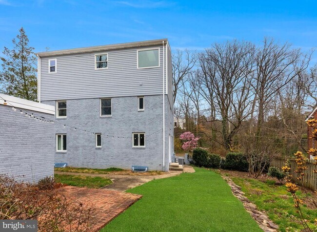 Building Photo - 2400 S Arlington Ridge Rd