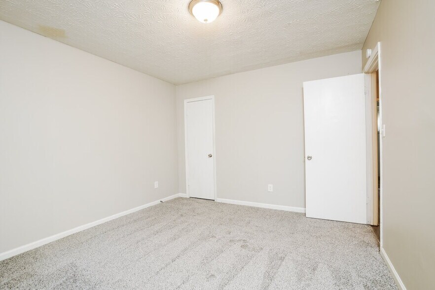 Building Photo - 882 Stormy Ln