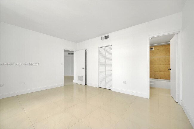 Building Photo - 801 Brickell Bay Dr