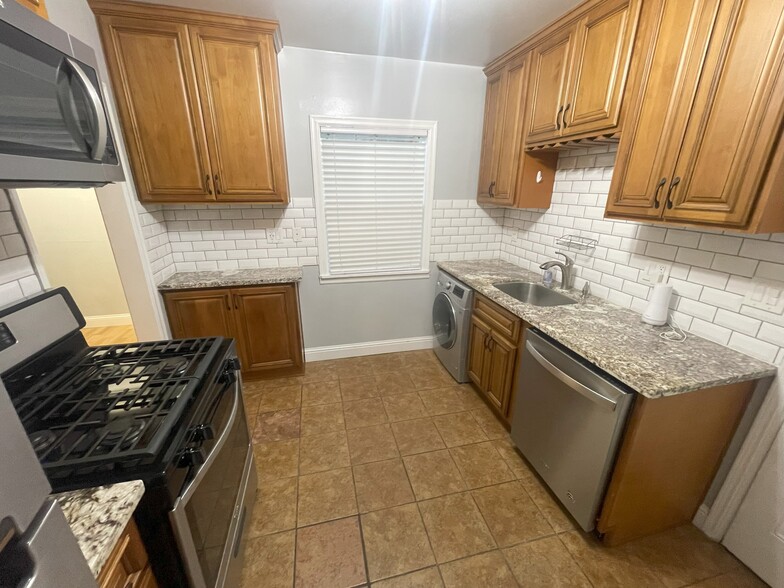 Building Photo - 4844 Daisy St