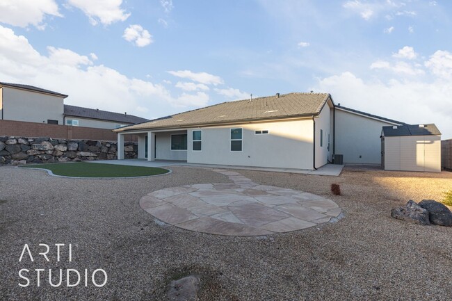 Building Photo - 4-Bedroom, 3-Bathroom Home in Fire Rock De...