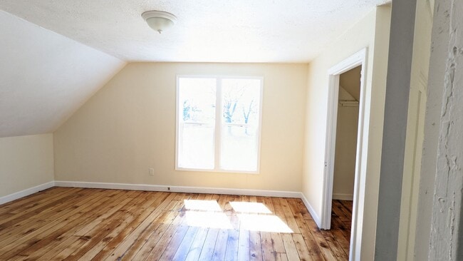 Building Photo - 384 Iona Ave