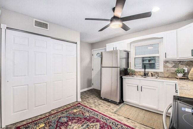 Building Photo - Completely Renovated 2 Bedroom House!