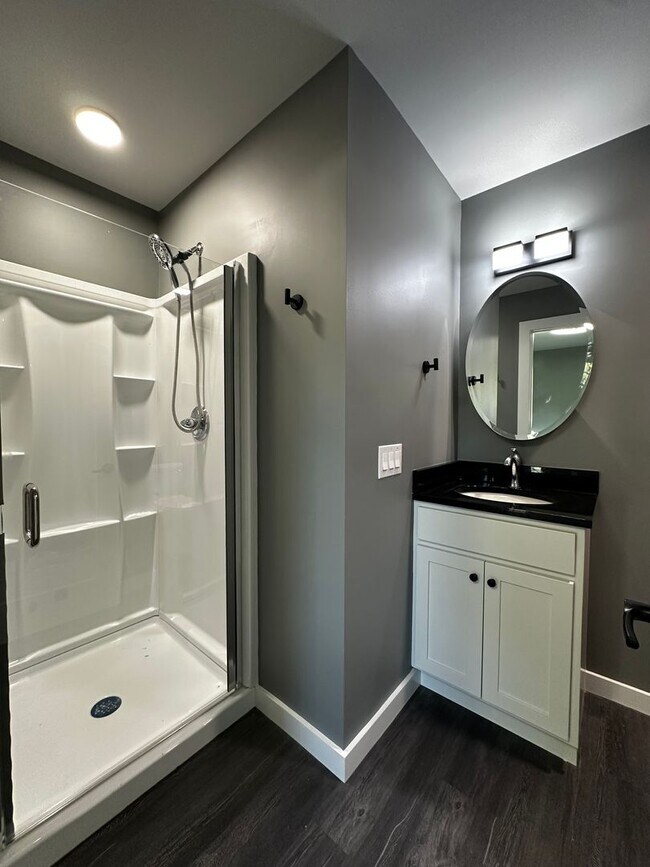 Building Photo - Fully Renovated in the Heart of Hendersonv...