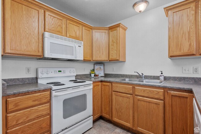 Building Photo - Updated Eagle Mountain Condo