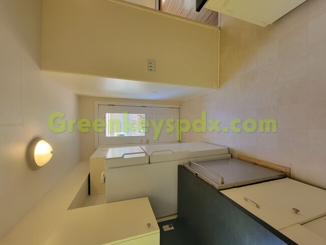 Building Photo - Awesome 3-Bedroom 1.5-Bathroom House in Ho...