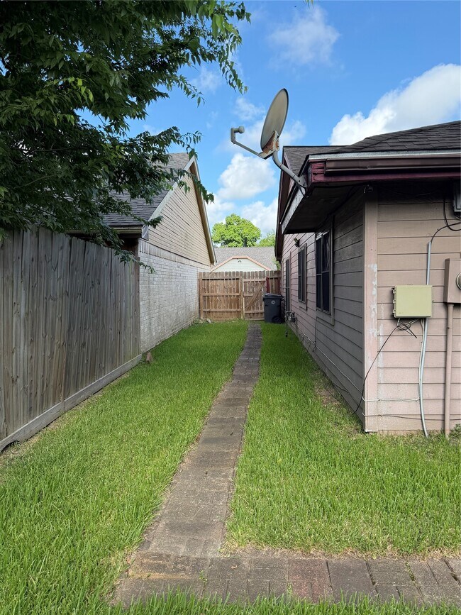 Building Photo - 1423 Elkwood Dr