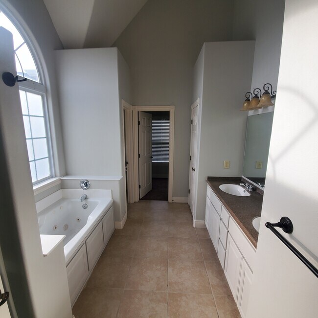 Building Photo - 2130 N Williamsburg Ln