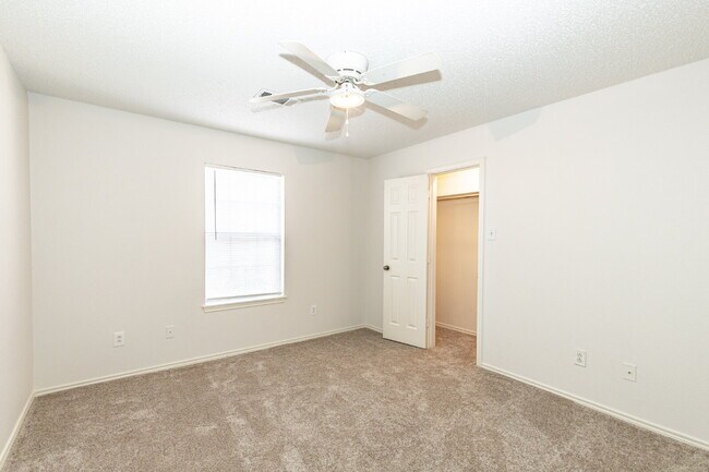 Building Photo - 2 Bedroom 2 Bathroom Duplex