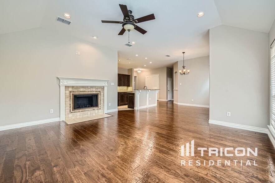Building Photo - 2208 Knob Hill Dr