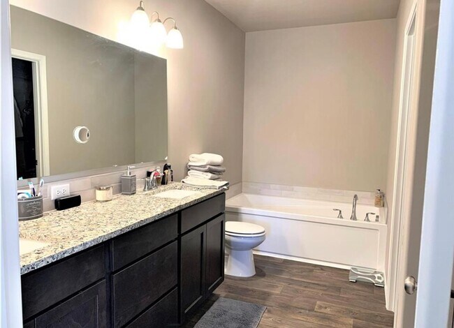 Building Photo - Newer Home in Kennewick, Great Location! Pets welcome!