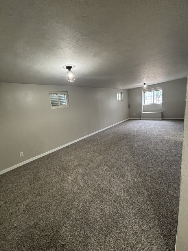 Building Photo - 3495 Montebello Dr W
