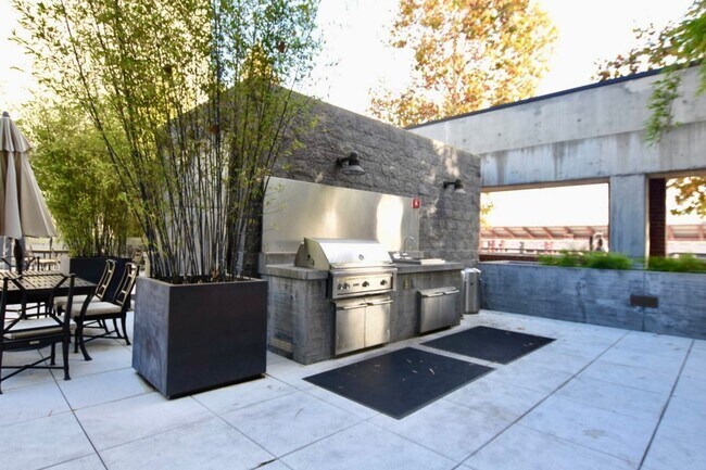 Building Photo - Spacious, Luxurious Modern 2 Bedroom, 2 Bathroom condo on the Top Floor of the Highly Desired Pla...
