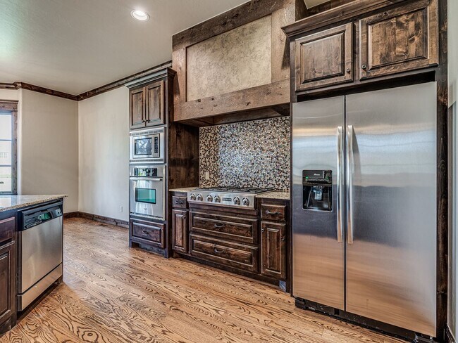 Building Photo - Luxury Townhome in Edmond + Near Rose Cree...