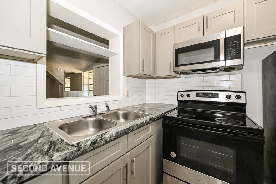 Building Photo - 1964 Leonard Cir S