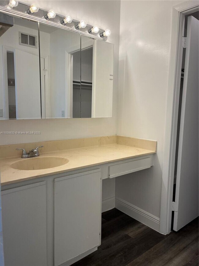 Building Photo - 14830 Naranja Lakes Blvd