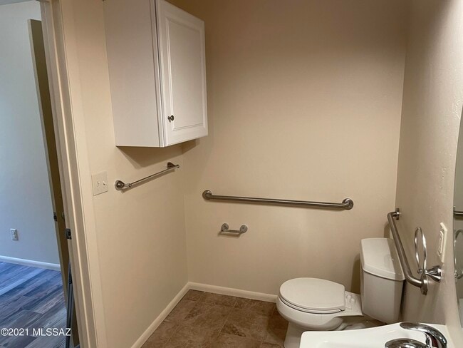 Building Photo - 2545 E Spring St