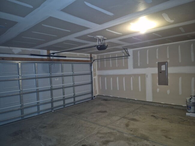 Building Photo - 284 River Oak St