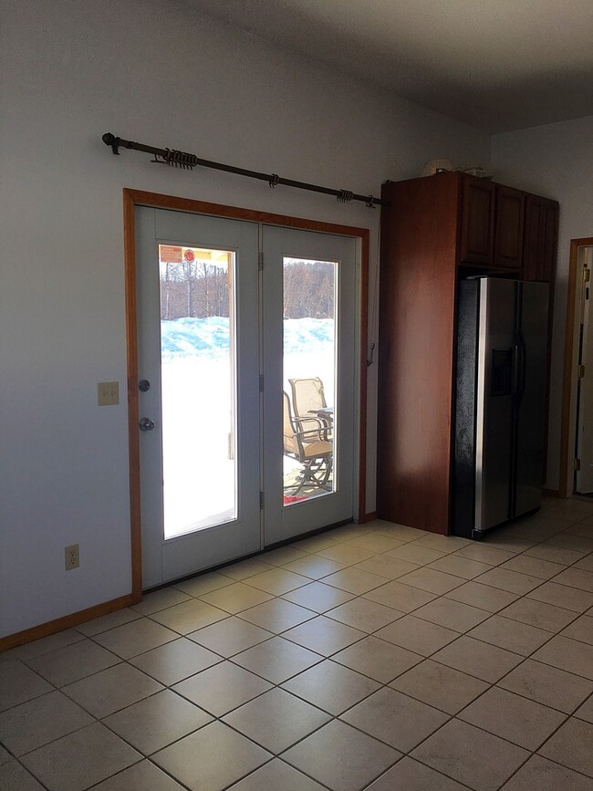 Building Photo - MOVE IN READY!