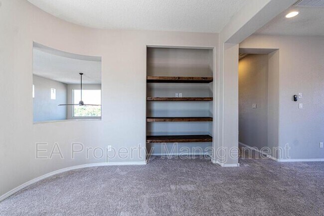 Building Photo - 827 Mesa Roja Trail NE
