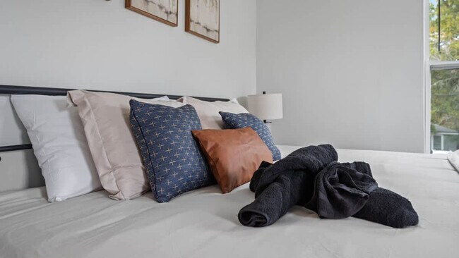 Building Photo - 720 1/2 West Woodlawn Avenue-SI ID1271939P