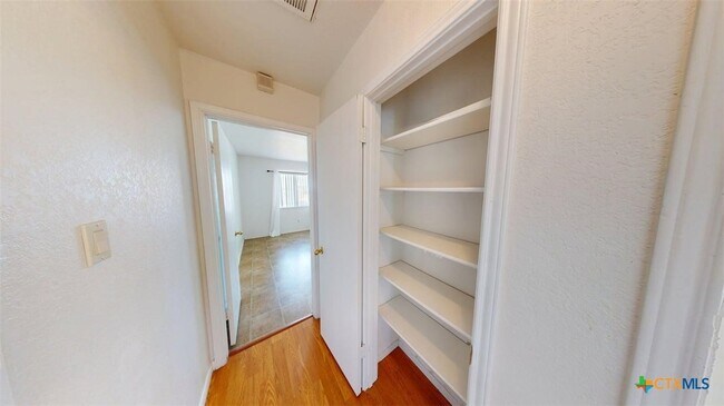 Building Photo - 411 Tomahawk Dr