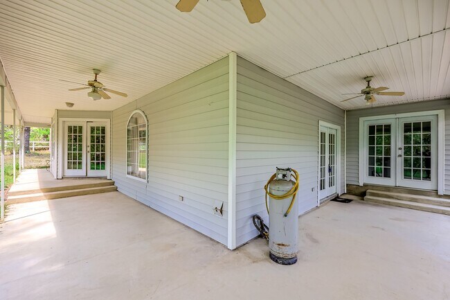 Building Photo - 8 Vick Rd