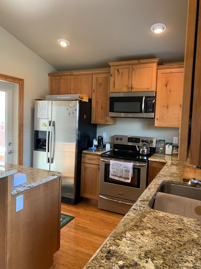 Building Photo - Fully Furnished Home is NE Bend Short Term Rental