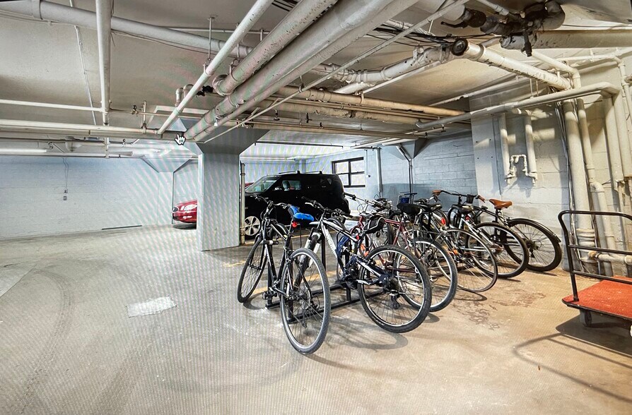 Building Photo - 5850 N Sheridan Rd