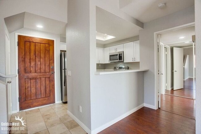 Building Photo - Charming 2Bdm 2Ba Condo in The Venetian Community of La Jolla