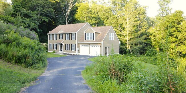 Building Photo - Privacy, Space, and Modern Comfort in Salem