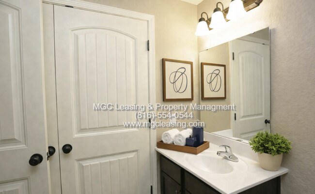 Building Photo - Eagle Creek Townhomes — Freshly Updated & Move-In Ready