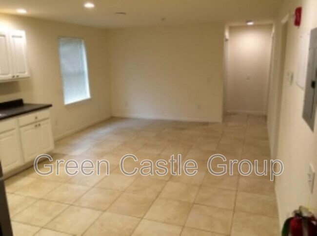 Building Photo - 323-325 College Street, Unit 2