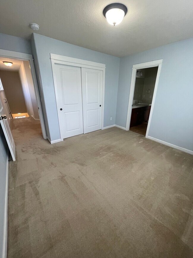 Building Photo - Gorgeous Pet Friendly Three Bedroom Home I...