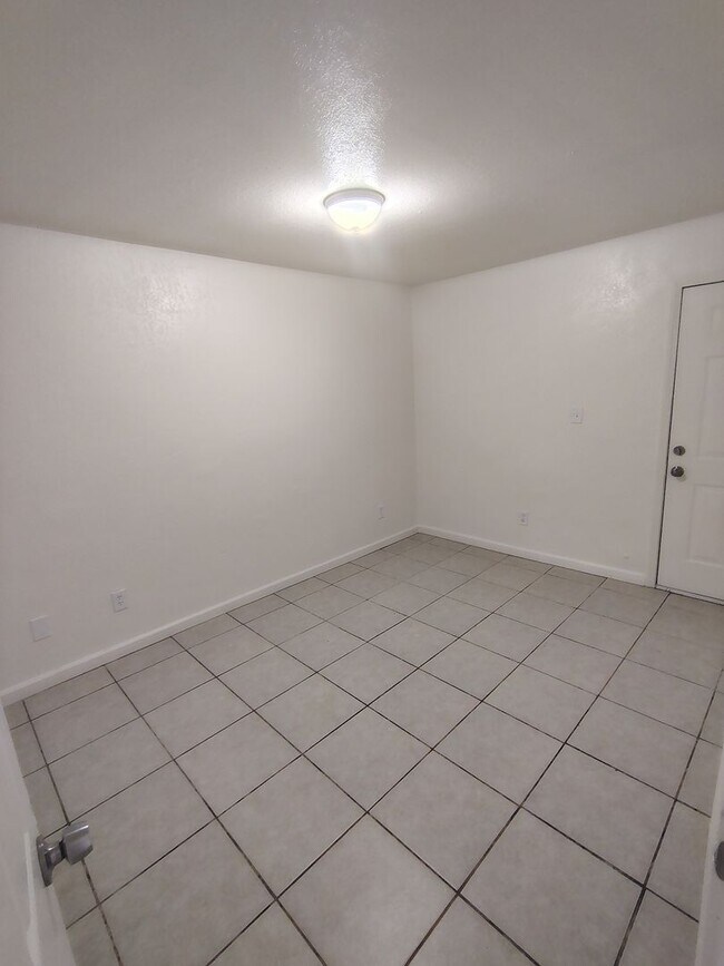 Building Photo - 2 Bed / 1 Bath – Gated Unit with Private Patio | Bakersfield