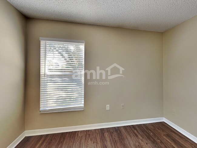 Building Photo - 558 Hatcher St SE