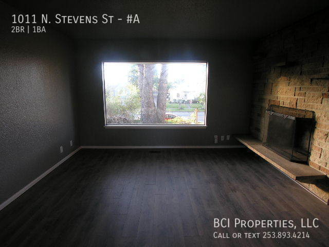 Building Photo - This beautiful 2 bedroom, 1 bath home is m...