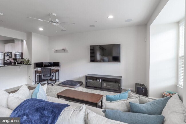 Building Photo - 4658 Hudson St