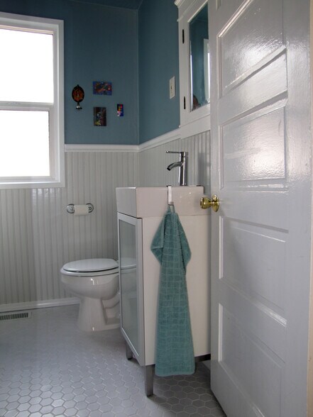 bath 1 - 2400 North Schofield Street