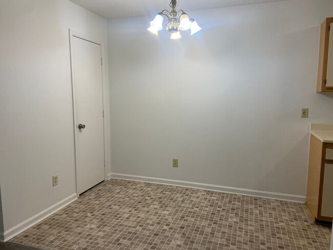 Building Photo - 2 Bedroomn 1 Bathroom Condo in Greensboro!