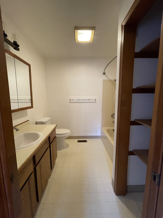 Master Bath - 1181-1 E Dellwood St