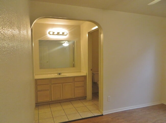 Building Photo - 2 Bedroom 2 Bathroom Unit In Georgetown