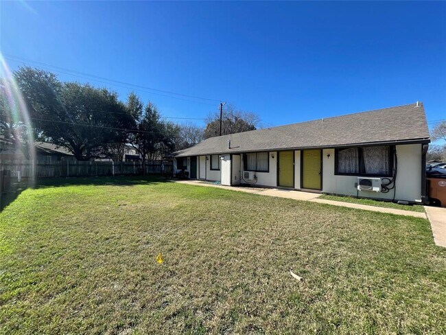 Building Photo - 2609 Ektom Dr