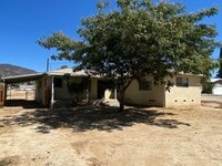 Building Photo - Looking for space, look no further!