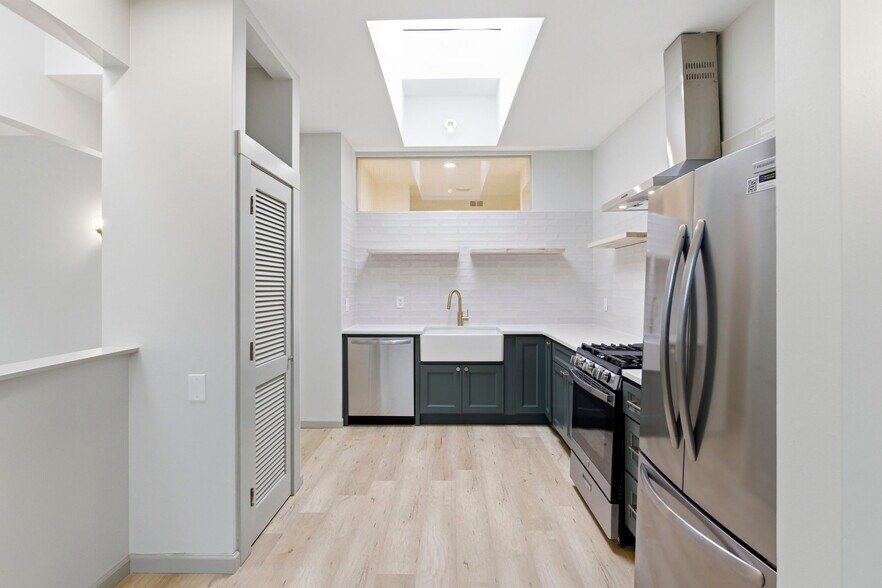 Building Photo - 2387 NW Thurman St