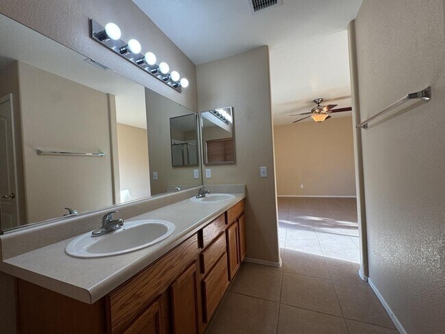 Building Photo - 1113 San Jacinto Dr