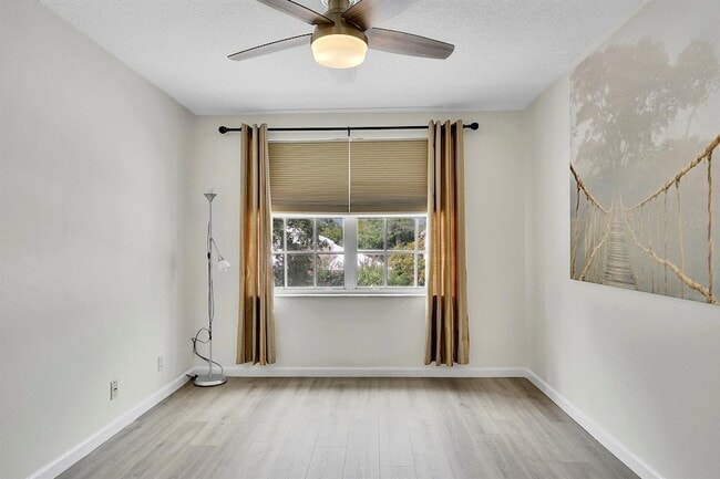 Building Photo - 3354 Greenview Terrace W