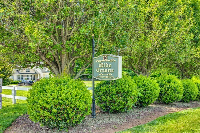 Building Photo - Light and bright 3 bedroom 2 bath townhome...